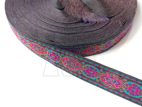GALON TEJIDO C/LUREX DORADO FLORES C/FONDO NEGRO 25MM X 25YDS APROX