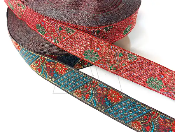 GALON TEJIDO C/LUREX DORADO CUADRICULA Y FLORES 25MM X 25YDS APROX