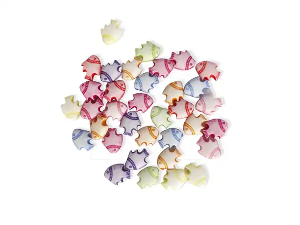 CUENTAS DE PLASTICO PECECITOS 12MM X 9MM X 125GR 
