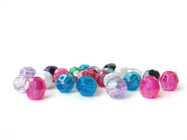  CUENTAS DE PLASTICO PERLAS FACETADAS TORNASOLADAS 8MM X 125GRS 