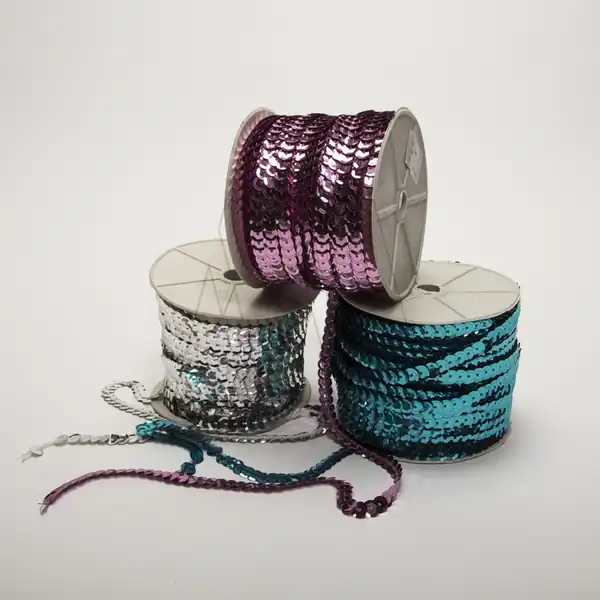 HILO DE LENTEJUELAS METALIZADAS CUBE 8MM X 100YDS
