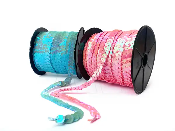 HILO DE LENTEJUELAS IRISADAS CUBE 8MM X 100YDS